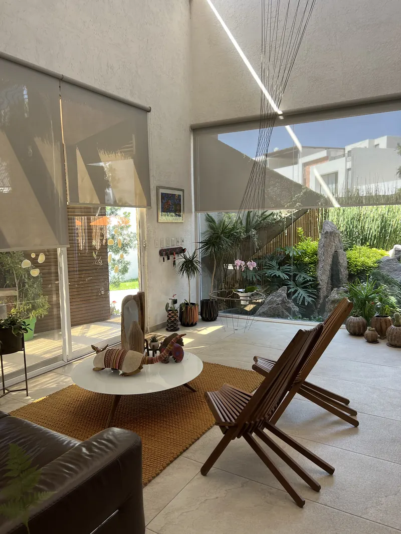 Sala de la casa con vista al jardín