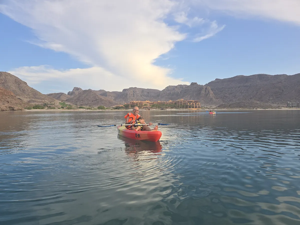 Kayak en un lago rodeado de montañas