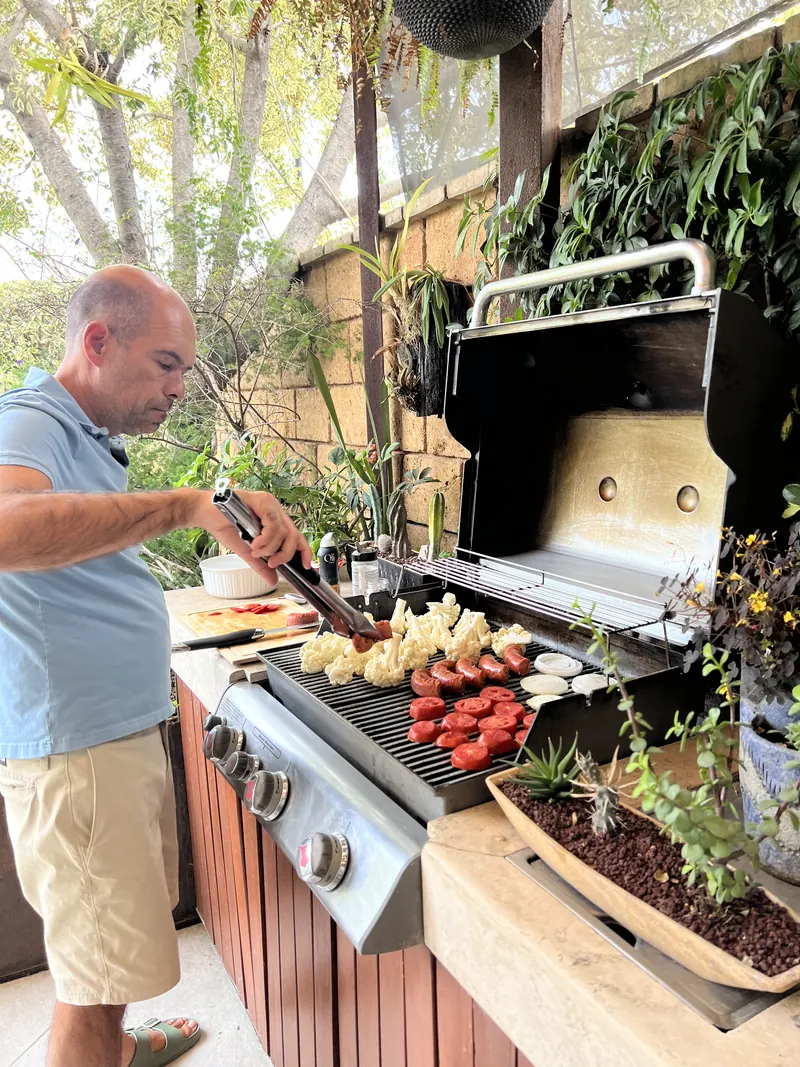 Iñaki cocinando en la parrilla