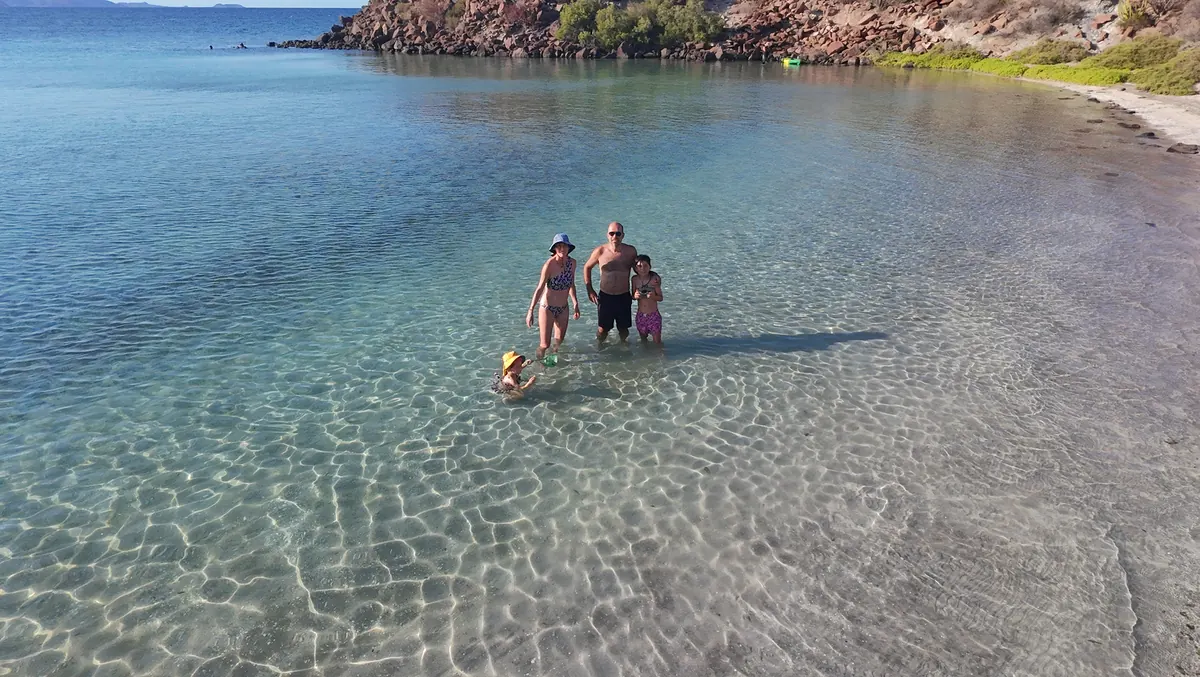 Vista aérea de una playa de aguas transparentes
